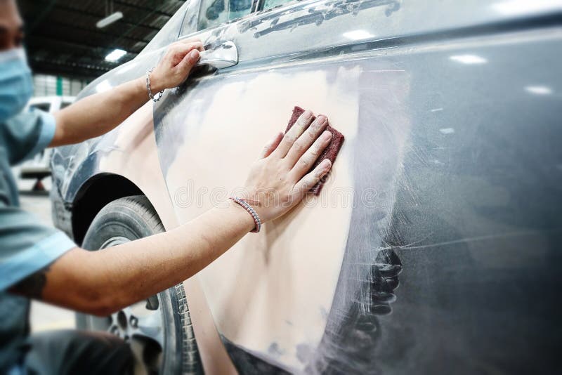Samochodowego ciała pracy auto naprawy farba po wypadku podczas opryskiwania