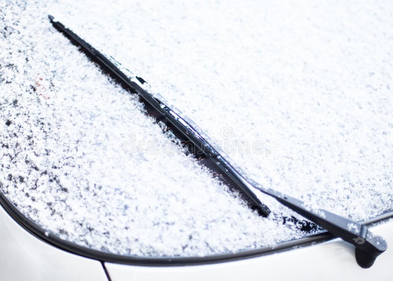 Samochodowi wipers i windscreen zakrywaj?cy z ?niegiem obraz royalty free Samochodowi wipers i windscreen zakrywaj?cy z ?niegiem obraz royalty free