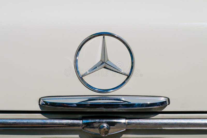 Samochodowy projekta szczegół i Mercedez Benz gramy główna rolę logo, emblemata zbliżenie na bagażniku oldtimer samochód/ obraz royalty free Samochodowy projekta szczegół i Mercedez Benz gramy główna rolę logo, emblemata zbliżenie na bagażniku oldtimer samochód/ obraz royalty free