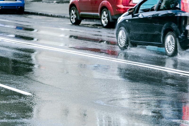 Samochodu Jeżdżenie Na Mokrej Miasto Drodze Z