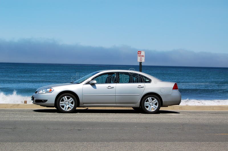 Samochód zaparkowany nad oceanem obrazy royalty free