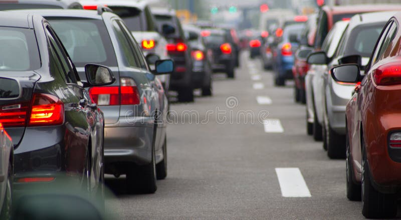 Samochody na autostradzie w ruchu drogowego dżemu