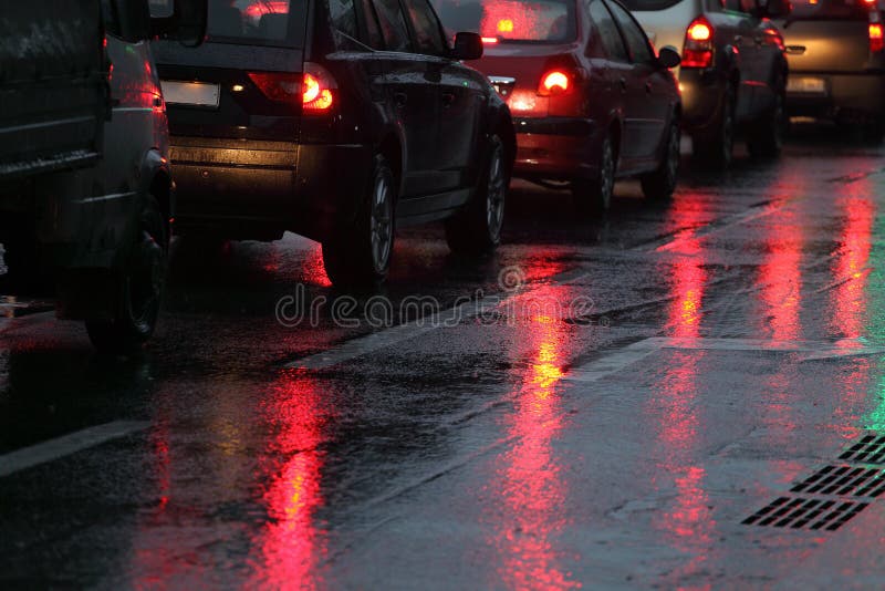 Samochody w ruchu drogowego dżemu na mokrej drodze