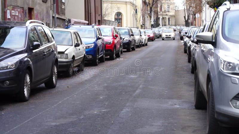 Samochody zaparkowane po obu stronach ulicy w rumunii w Bukareszcie