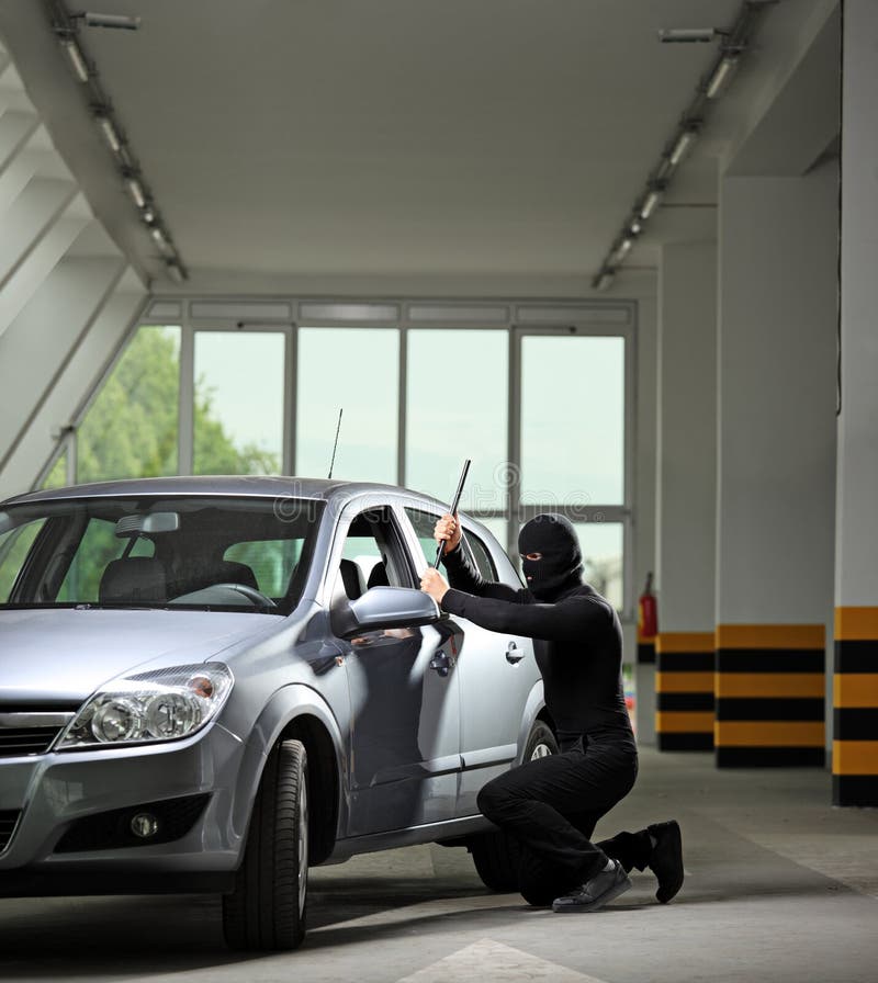 Złodziej próbujący ukraść samochód fotografia royalty free