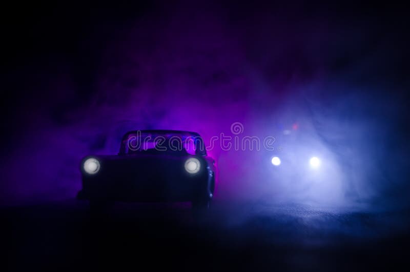 Samochód policyjny goni samochód przy nocą z mgły tłem 911 reakcja w sytuacji awaryjnej samochód policyjny przyśpiesza scena prze zdjęcia royalty free Samochód policyjny goni samochód przy nocą z mgły tłem 911 reakcja w sytuacji awaryjnej samochód policyjny przyśpiesza scena prze zdjęcia royalty free