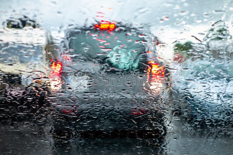 Samochód w odwrotnej przekładni międleniu płacić uwadze i gdy parkujący zapobiegać wypadek w złej dżdżystej pogodzie przeglądać p obrazy stock Samochód w odwrotnej przekładni międleniu płacić uwadze i gdy parkujący zapobiegać wypadek w złej dżdżystej pogodzie przeglądać p obrazy stock
