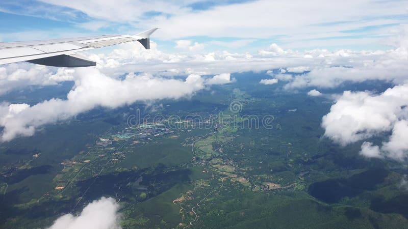 Samolot lecący nad lasem górskim w północnej Tajlandii do Chiang Mai