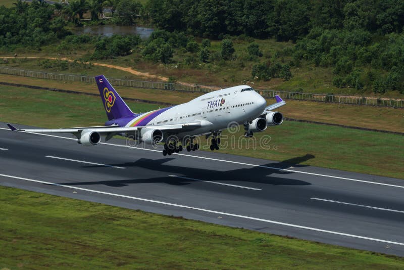 Samolot Thai Airways International Boeing 747-400 Powietrzny obrazy royalty free Samolot Thai Airways International Boeing 747-400 Powietrzny obrazy royalty free