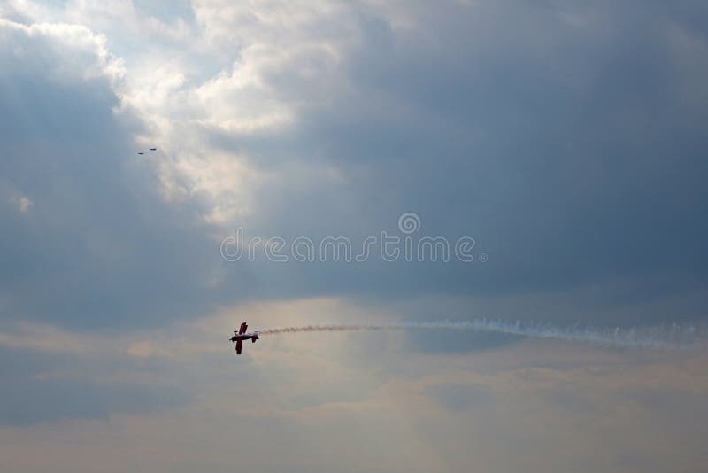 SAMOLOT W niebie ROBI AEROBATIC pokazu zdjęcia royalty free SAMOLOT W niebie ROBI AEROBATIC pokazu zdjęcia royalty free