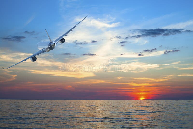 Samolotowy latanie nad tropikalny morze
