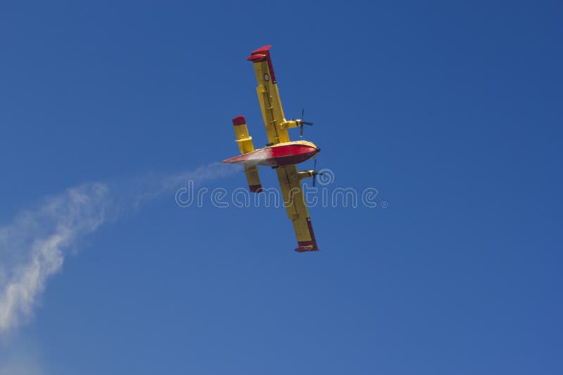 Samolotu Canadair ogienia wody drzewa zdjęcie stock