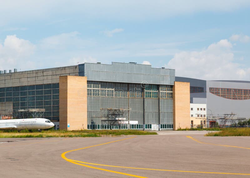Samolotu hangar z niebieskim niebem obraz stock Samolotu hangar z niebieskim niebem obraz stock