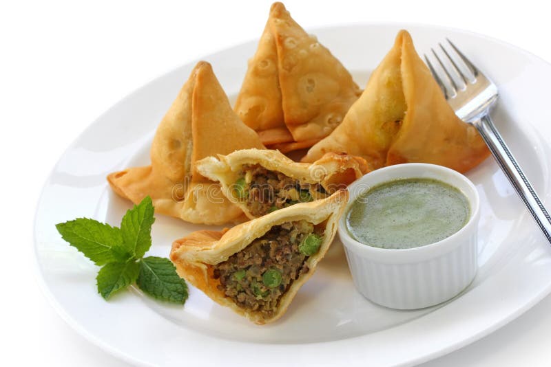 Samosa met muntchutney stock fotografie Samosa met muntchutney stock fotografie