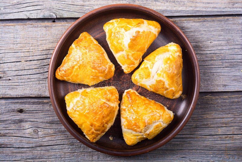 Samosa recientemente cocido de la pasta de hojaldre fotografía de archivo libre de regalías Samosa recientemente cocido de la pasta de hojaldre fotografía de archivo libre de regalías