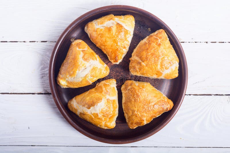 Samosa recientemente cocido de la pasta de hojaldre imágenes de archivo libres de regalías Samosa recientemente cocido de la pasta de hojaldre imágenes de archivo libres de regalías