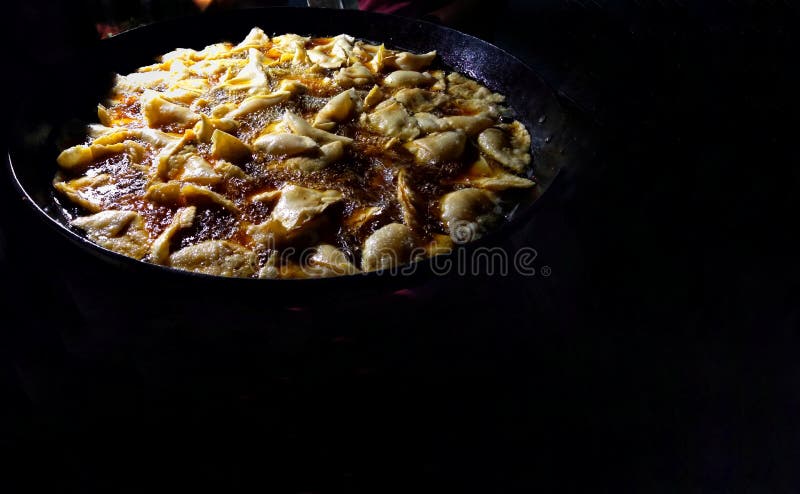 Samosa sta friggendo nel grasso bollente in Kadai fotografia stock libera da diritti Samosa sta friggendo nel grasso bollente in Kadai fotografia stock libera da diritti