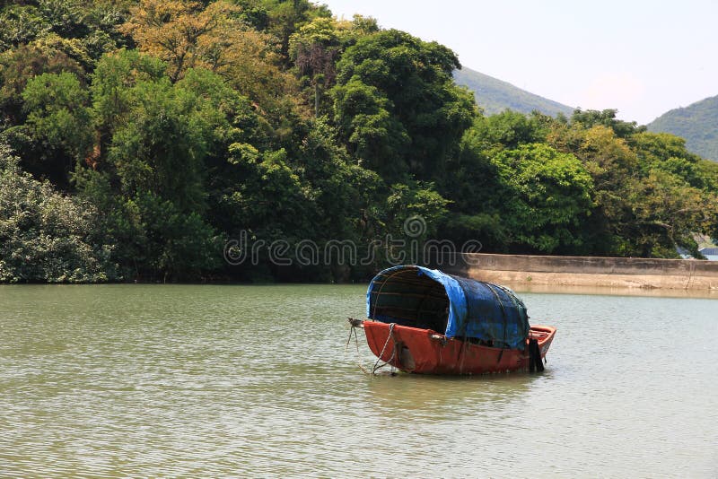 tourist travel guide to vietnamese wooden boats