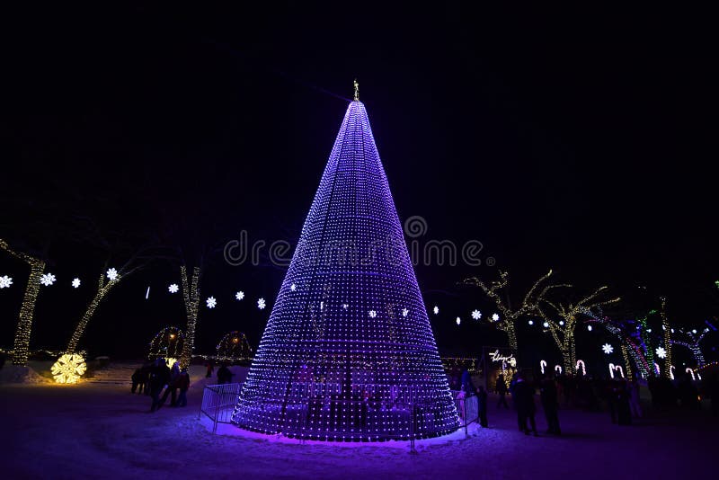 Sams Christmas Village Somerset Wisconsin Light Display Crowds Gather