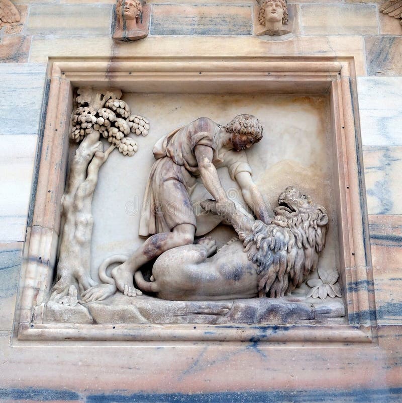 Samson Killing Lion, Milan Cathedral, Italia fotografía de archivo libre de regalías Samson Killing Lion, Milan Cathedral, Italia fotografía de archivo libre de regalías