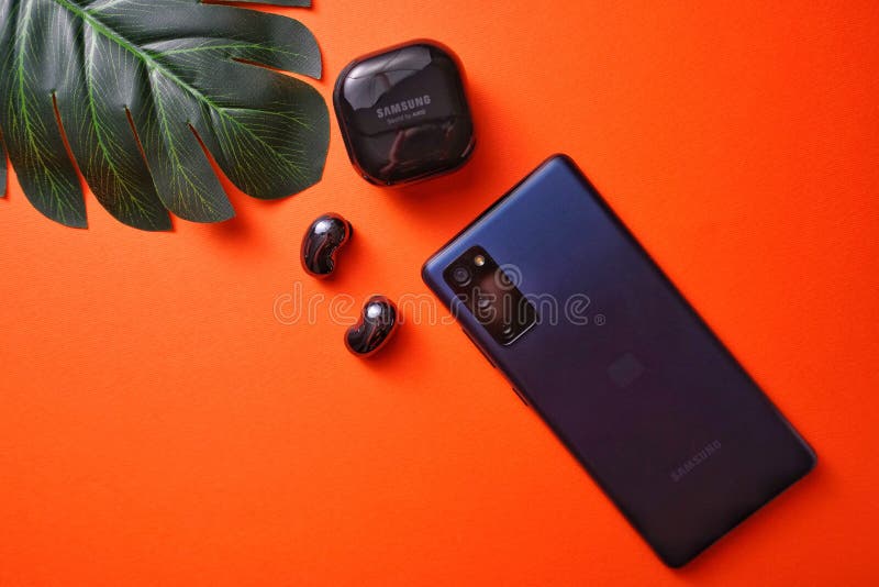 Samsung Galaxy Earbuds Plus and Samsung Galaxy S20 Editorial