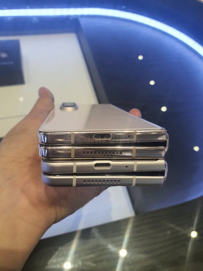 Samsung Z Fold 3 Dan Samsung Z Fold 4 Design Performance Stock Photo