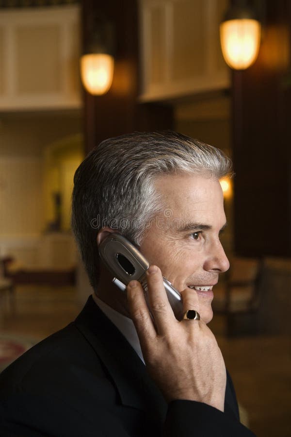 samtal för lobby för affärsmanmobiltelefonhotell arkivfoto samtal för lobby för affärsmanmobiltelefonhotell arkivfoto
