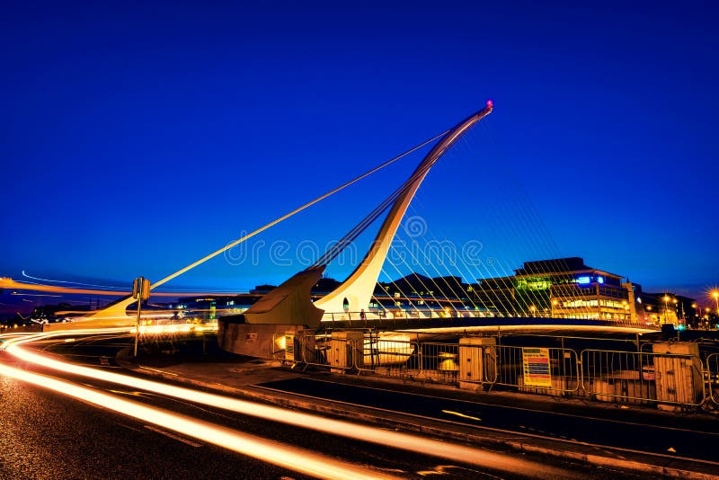 Samuel Becket Bridge la apus în Dublin Irlanda. arhitectură frumoasă și hoteluri iluminate royalty free stock images