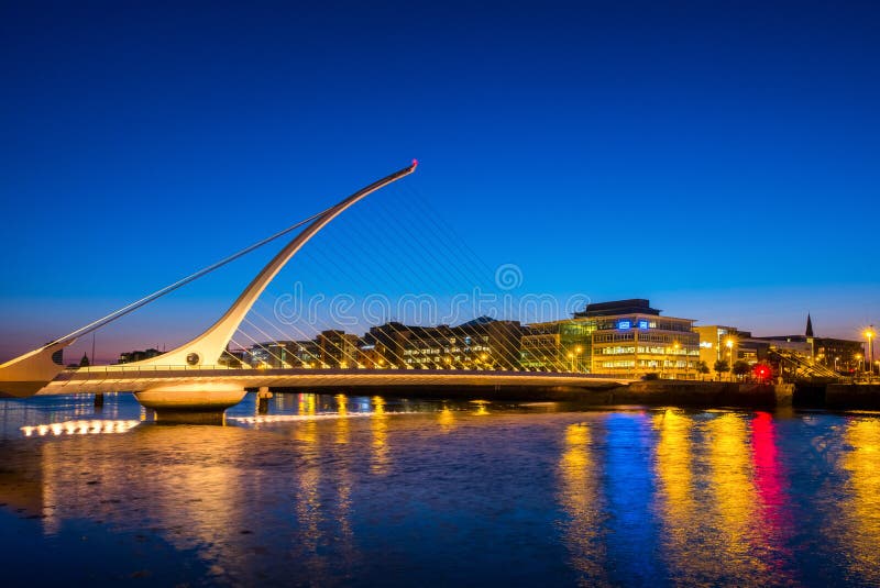 Samuel Becket Bridge la apus în Dublin Irlanda. arhitectură frumoasă royalty free stock images