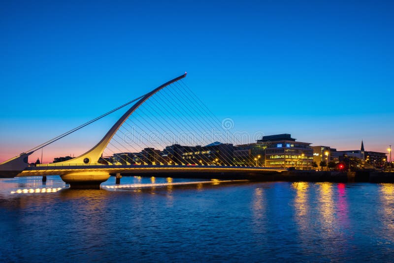 Samuel Becket Bridge la apus în Dublin Irlanda. arhitectură frumoasă stock images