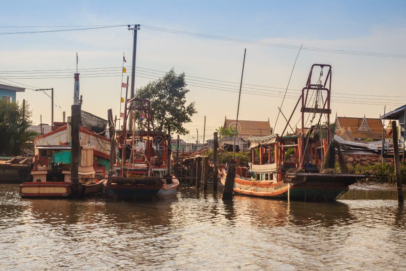 Samut Prakan Thailand - mars 25, 2017: Lokal färjapir across arkivbilder Samut Prakan Thailand - mars 25, 2017: Lokal färjapir across arkivbilder