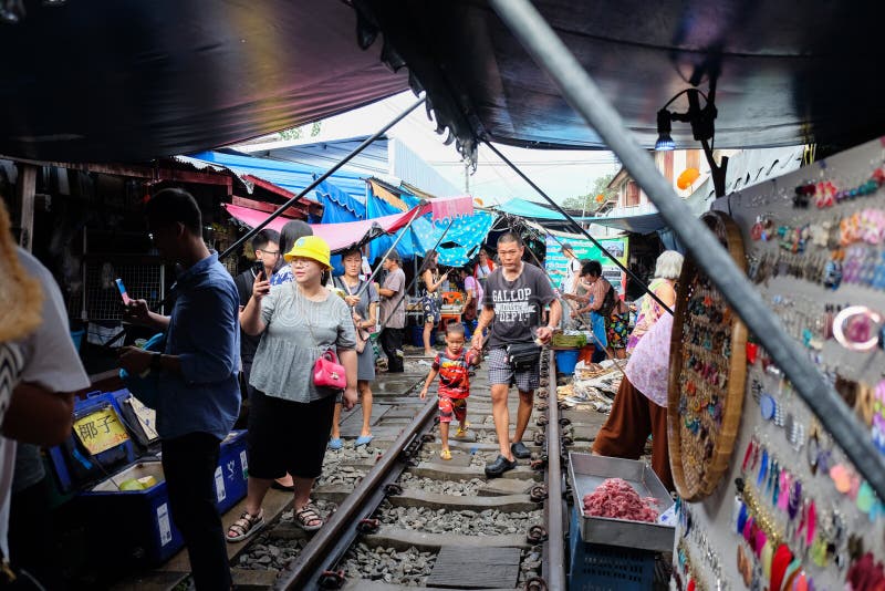 Samut Songkhram, Таиланд - 5-ое октября 2018: Рынок Maeklong железнодорожный (aka Эпицентр деятельности Rom Talad) на Samut Songk стоковое изображение rf Samut Songkhram, Таиланд - 5-ое октября 2018: Рынок Maeklong железнодорожный (aka Эпицентр деятельности Rom Talad) на Samut Songk стоковое изображение rf