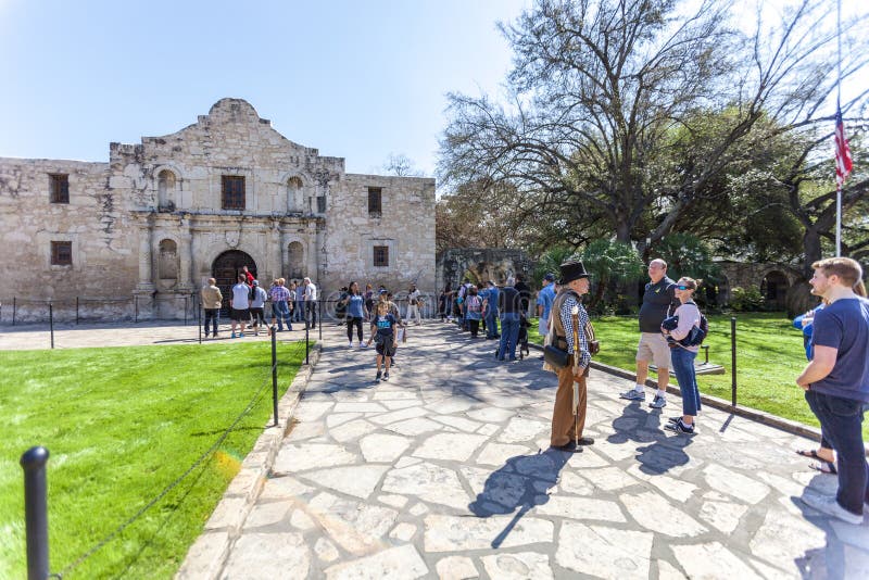 SAN ANTONIO, le TEXAS - 2 mars 2018 - les gens obtiennent dans la ligne de visiter la mission historique d'Alamo, établie en 1718 photos stock SAN ANTONIO, le TEXAS - 2 mars 2018 - les gens obtiennent dans la ligne de visiter la mission historique d'Alamo, établie en 1718 photos stock