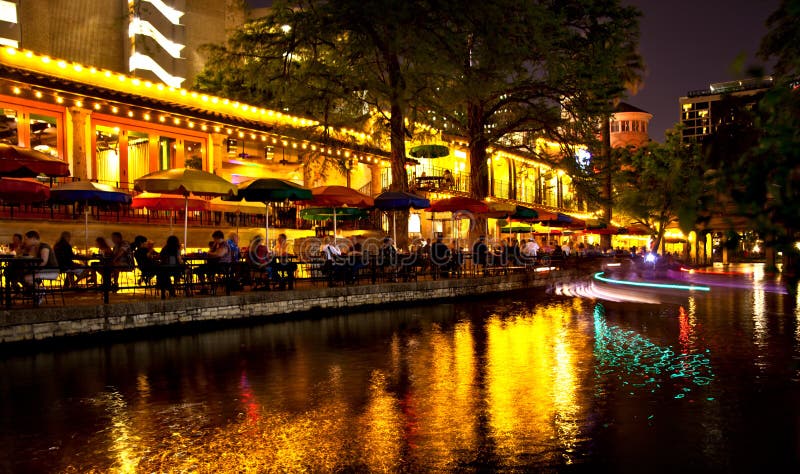 San Antonio Riverwalk en la noche fotografía de archivo