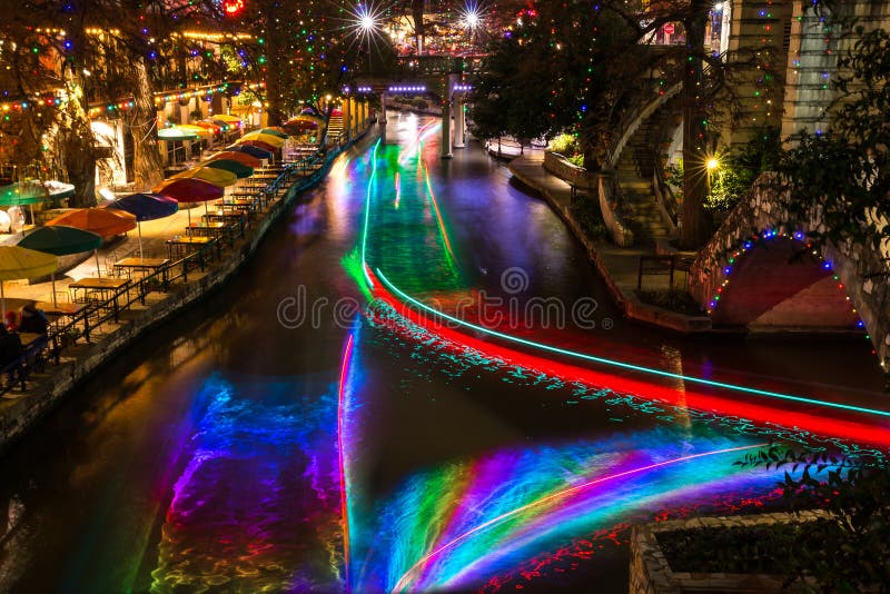 San Antonio Riverwalk przy noc Bożenarodzeniowym czasem z niektóre linią horyzontu obraz stock San Antonio Riverwalk przy noc Bożenarodzeniowym czasem z niektóre linią horyzontu obraz stock