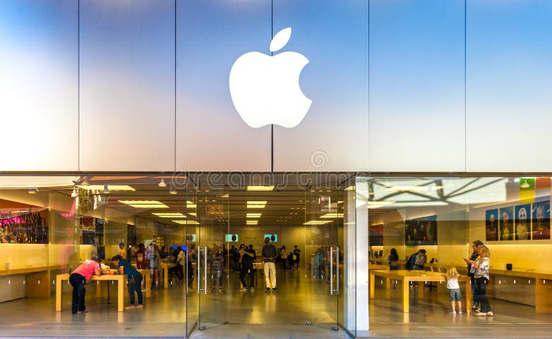 SAN ANTONIO, TEXAS - APRIL 12, 2018 - Entrance of Apple store located at La  Cantera Mall with people shopping Stock Photo - Alamy