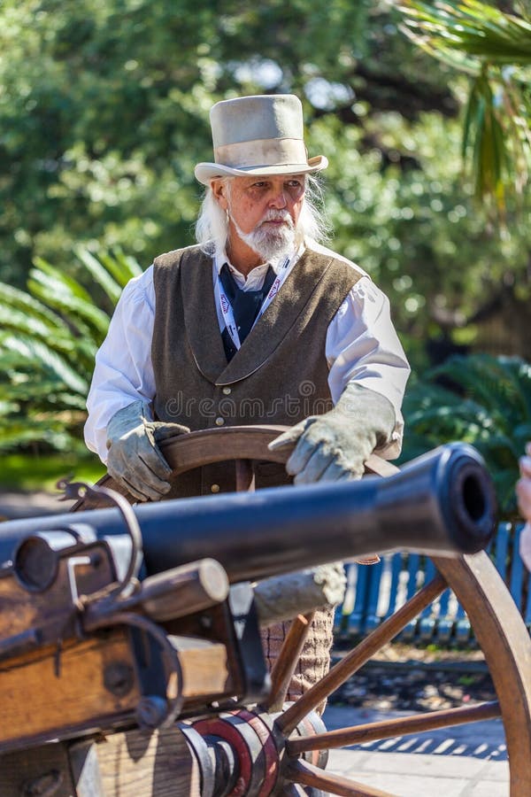 SAN ANTONIO, TEXAS - MAART 2, 2018 - Mens kleedde zich aangezien de de 19de eeuwmilitair aan het weer invoeren van de Slag van Al royalty-vrije stock afbeeldingen SAN ANTONIO, TEXAS - MAART 2, 2018 - Mens kleedde zich aangezien de de 19de eeuwmilitair aan het weer invoeren van de Slag van Al royalty-vrije stock afbeeldingen