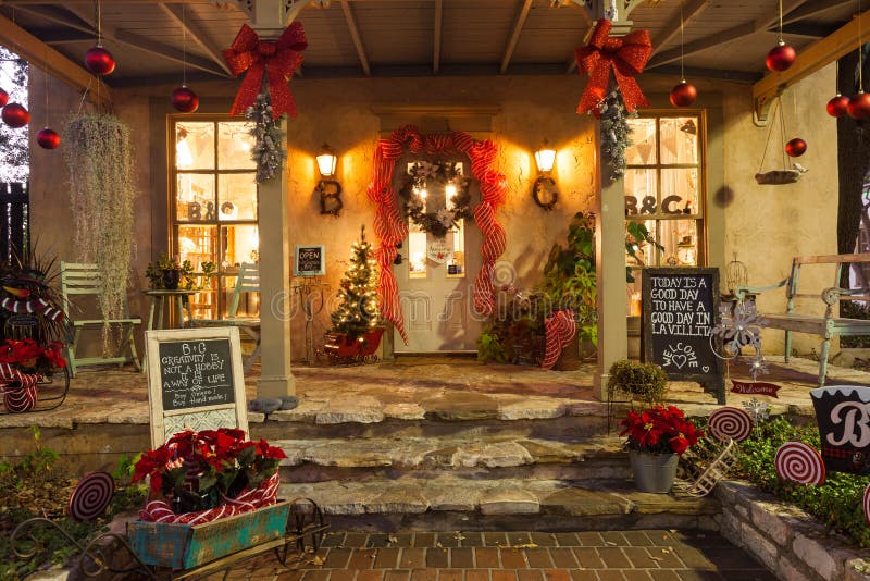 SAN ANTONIO, TEXAS - 27. November 2017 - kleiner Butikeneingang verziert für Weihnachten, gefunden im La Villita, eine Kunstgemei stockfotos SAN ANTONIO, TEXAS - 27. November 2017 - kleiner Butikeneingang verziert für Weihnachten, gefunden im La Villita, eine Kunstgemei stockfotos