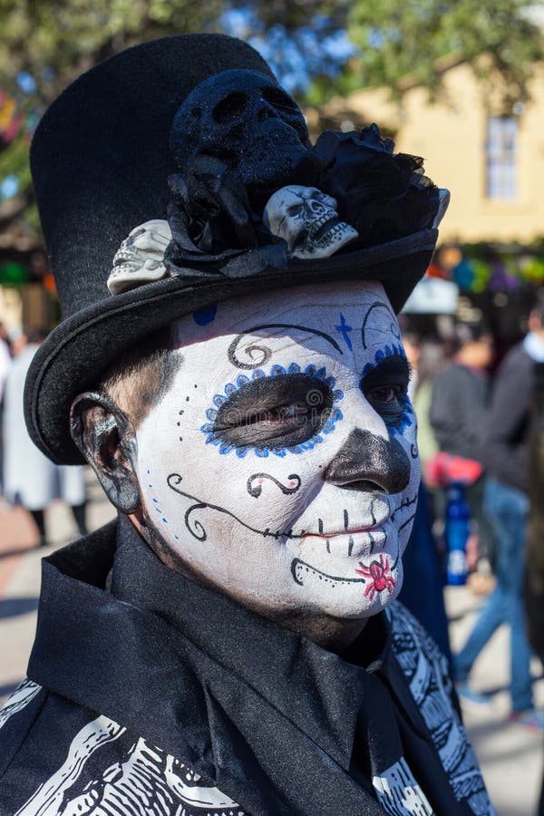 SAN ANTONIO, TEXAS - 28. Oktober 2017 - Mann mit Gesichtsfarbe und Schädel verziertem Zylinder feiert Dia de Los Muertos /Day des stockfotos SAN ANTONIO, TEXAS - 28. Oktober 2017 - Mann mit Gesichtsfarbe und Schädel verziertem Zylinder feiert Dia de Los Muertos /Day des stockfotos