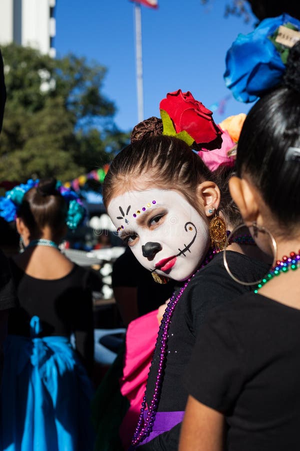 SAN ANTONIO, TEXAS - 28. Oktober 2017 - Mädchen trägt Gesichtsfarbe für Dia de Los Muertos /Day der Toten stockbilder SAN ANTONIO, TEXAS - 28. Oktober 2017 - Mädchen trägt Gesichtsfarbe für Dia de Los Muertos /Day der Toten stockbilder