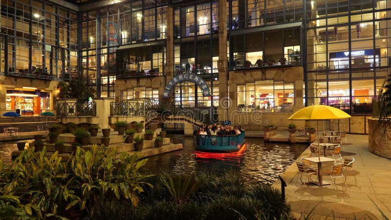 San antonio tx 23 gen 2020 : La sera, le persone che viaggiano in barca passano davanti al centro commerciale del fiume
