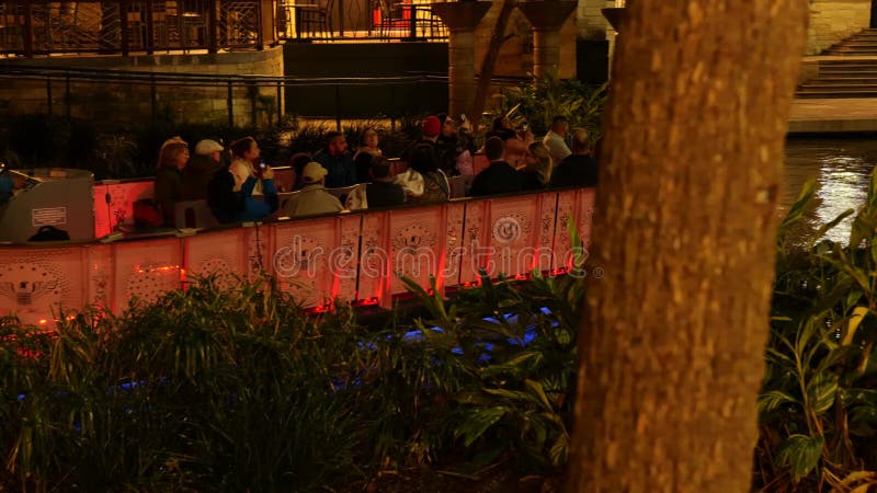 San antonio tx 23 gen 2020 : persone che fanno un giro in barca sul fiume san antonio di notte, mentre si avvicinano al centro del