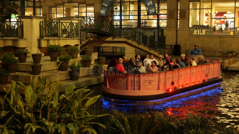 San antonio tx 23 gen 2020 : una barca a vela sul fiume san antonio durante la notte, mentre lascia il centro del fiume a fare sho