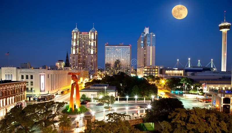 San Antonio y Luna Llena fotografía de archivo libre de regalías San Antonio y Luna Llena fotografía de archivo libre de regalías