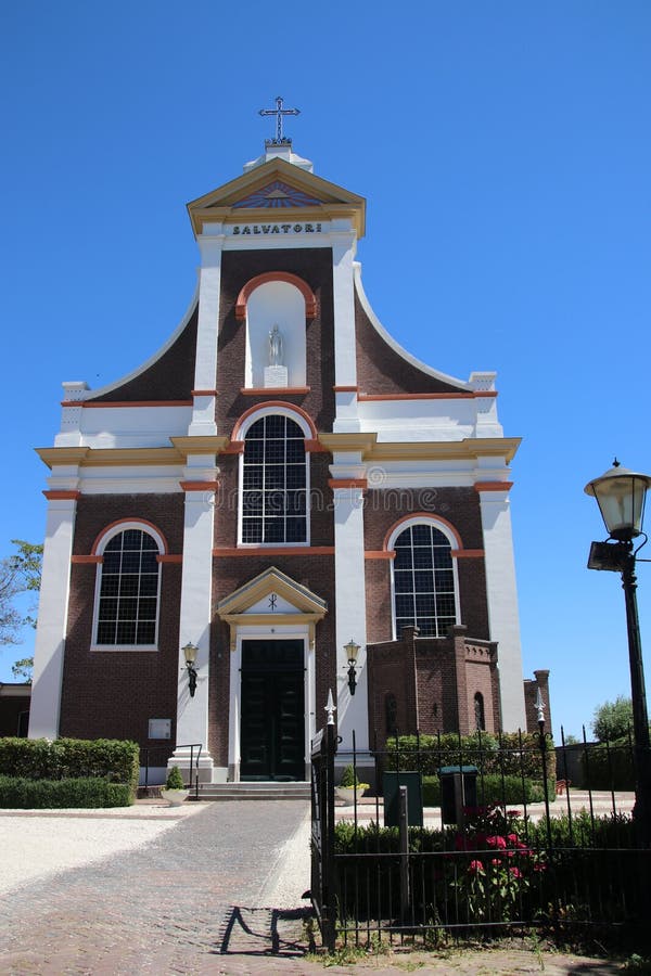 San Barnabas della chiesa cattolica nella città di Haastrecht nei Paesi Bassi fotografia stock libera da diritti San Barnabas della chiesa cattolica nella città di Haastrecht nei Paesi Bassi fotografia stock libera da diritti