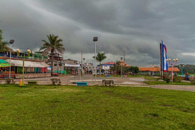 SAN CARLOS, NICARÁGUA - 6 DE MAIO DE 2016: Vista de um parque na cidade de San Carlos, Nicarag fotos de stock SAN CARLOS, NICARÁGUA - 6 DE MAIO DE 2016: Vista de um parque na cidade de San Carlos, Nicarag fotos de stock