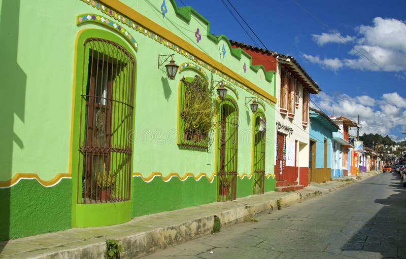 San Cristobal de Las Casas Kolonialstraße mit bunten Häusern San Cristobal de Las Casas lizenzfreie stockbilder San Cristobal de Las Casas Kolonialstraße mit bunten Häusern San Cristobal de Las Casas lizenzfreie stockbilder