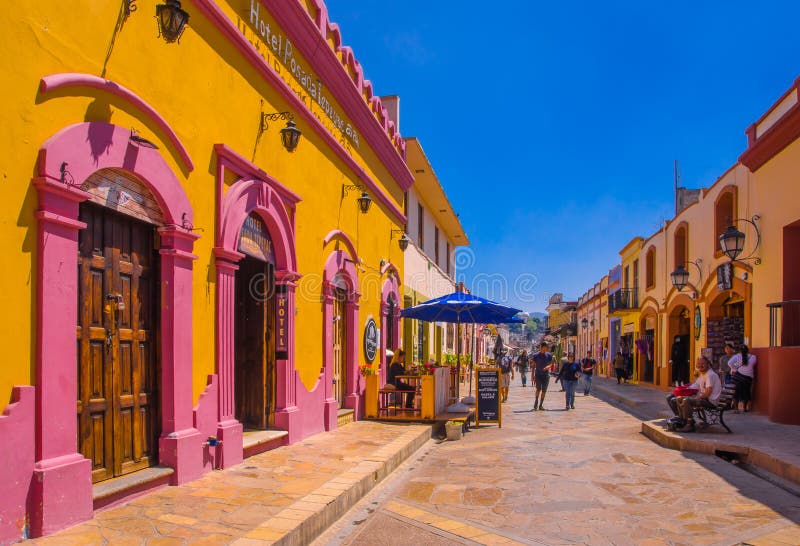 Download SAN CRISTOBAL DE LAS CASAS, MESSICO, MAGGIO, 17, 2018: Vie Nella Capitale Culturale Del Chiapas Nel Centro Urbano Fotografia Editoriale - Immagine di esposizione, coloniale: 117976457
