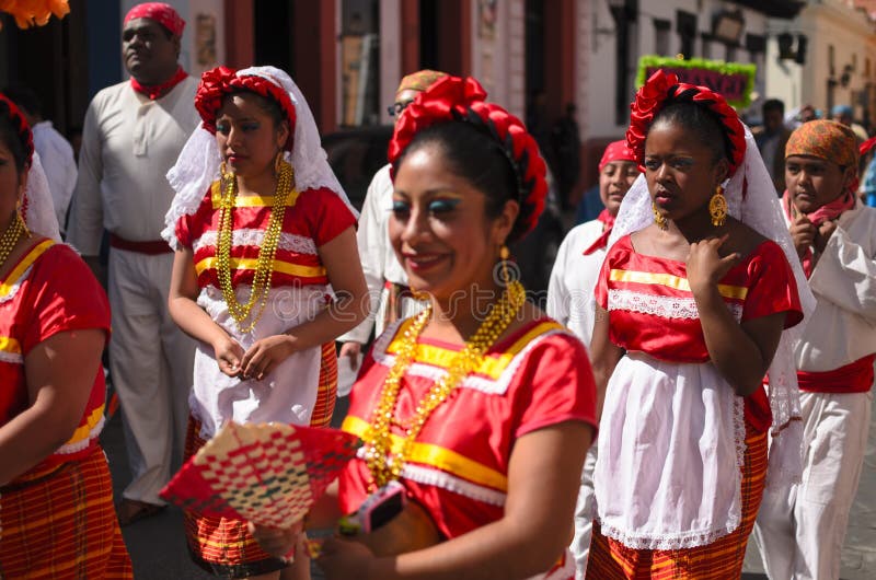 SAN CRISTOBAL DE LAS CASAS MEXICO, 13 DECEMBER 2015: Kvinnor i t arkivfoto SAN CRISTOBAL DE LAS CASAS MEXICO, 13 DECEMBER 2015: Kvinnor i t arkivfoto