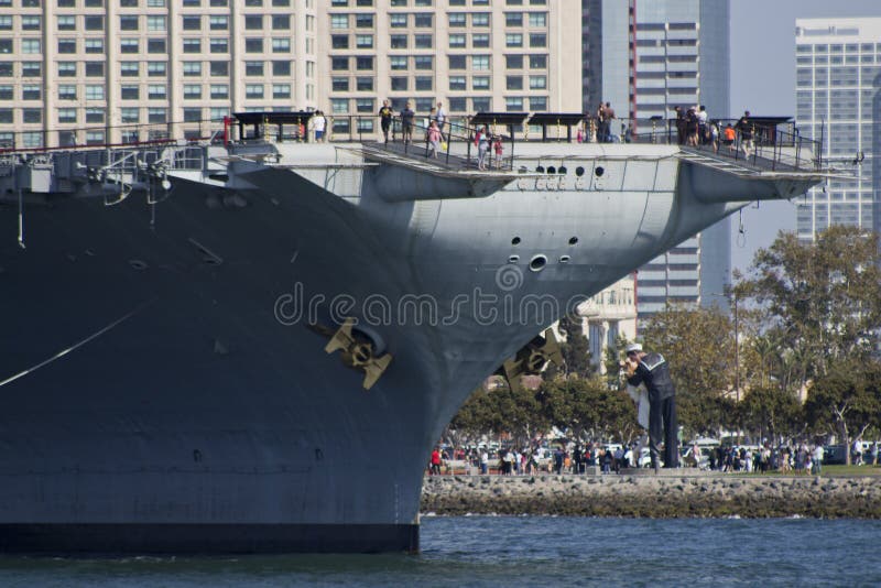 SAN DIEGO, CA - do meio do caminho e da Victory Kiss de USS estátua foto de stock royalty free SAN DIEGO, CA - do meio do caminho e da Victory Kiss de USS estátua foto de stock royalty free